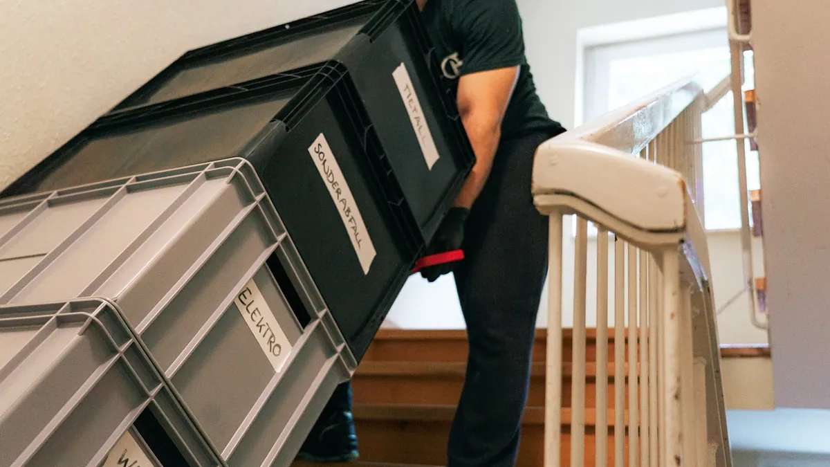 Sackkarre mit beschrifteten Kisten für Sonderabfall, Metall, Elektro und Wertstoffe