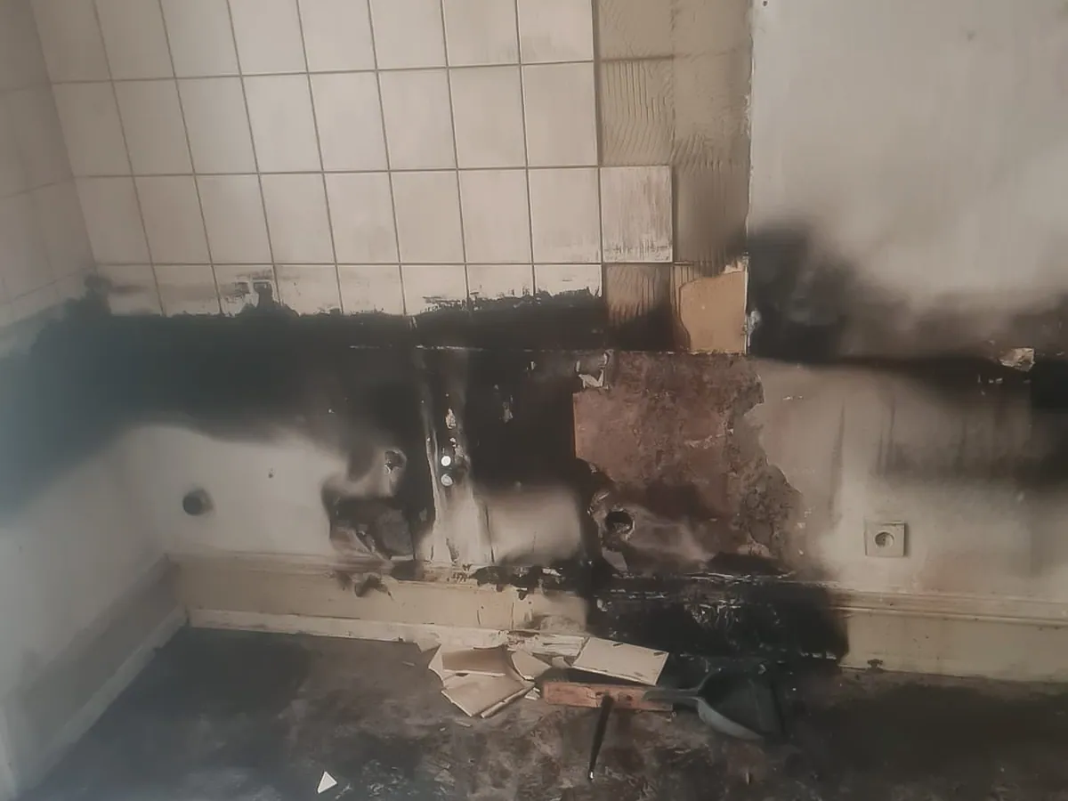 Dieselbe Küchenwand nach Demontage und Entsorgung des Brandschutts
