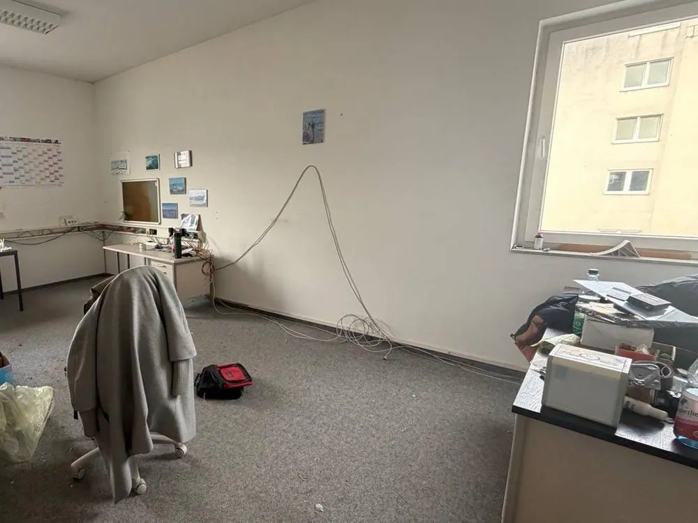 Büro vor der Räumung mit Möbeln und Aktenbergen