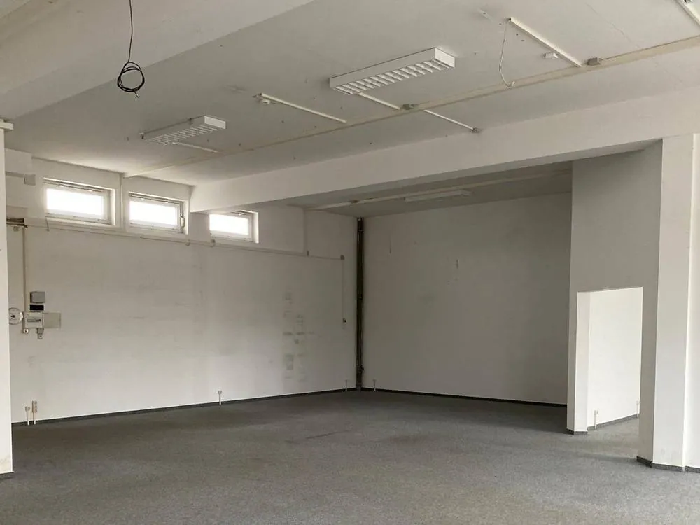 Komplett geräumte Lagerhalle, Boden gekehrt