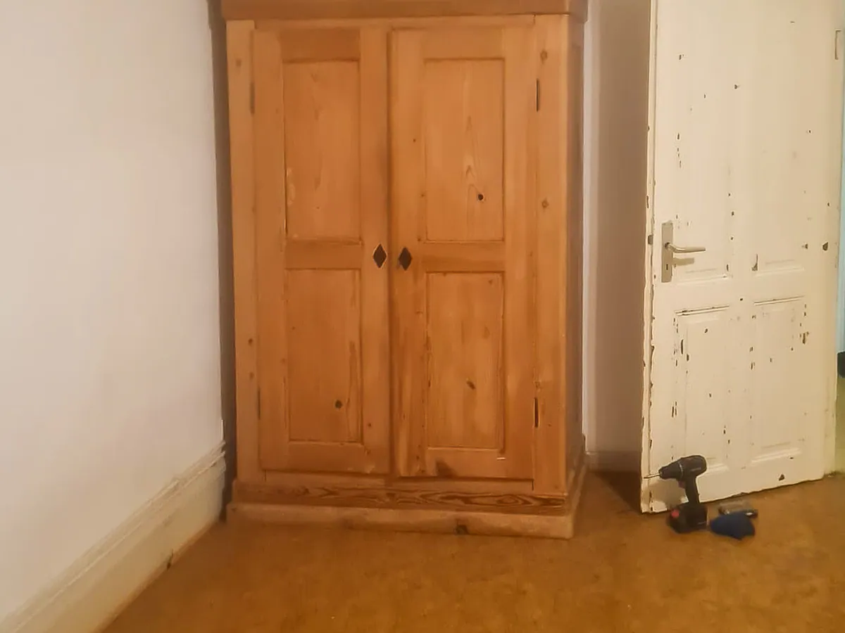 Massivholzschrank aus Weichholz, geprüft für die Wertanrechnung