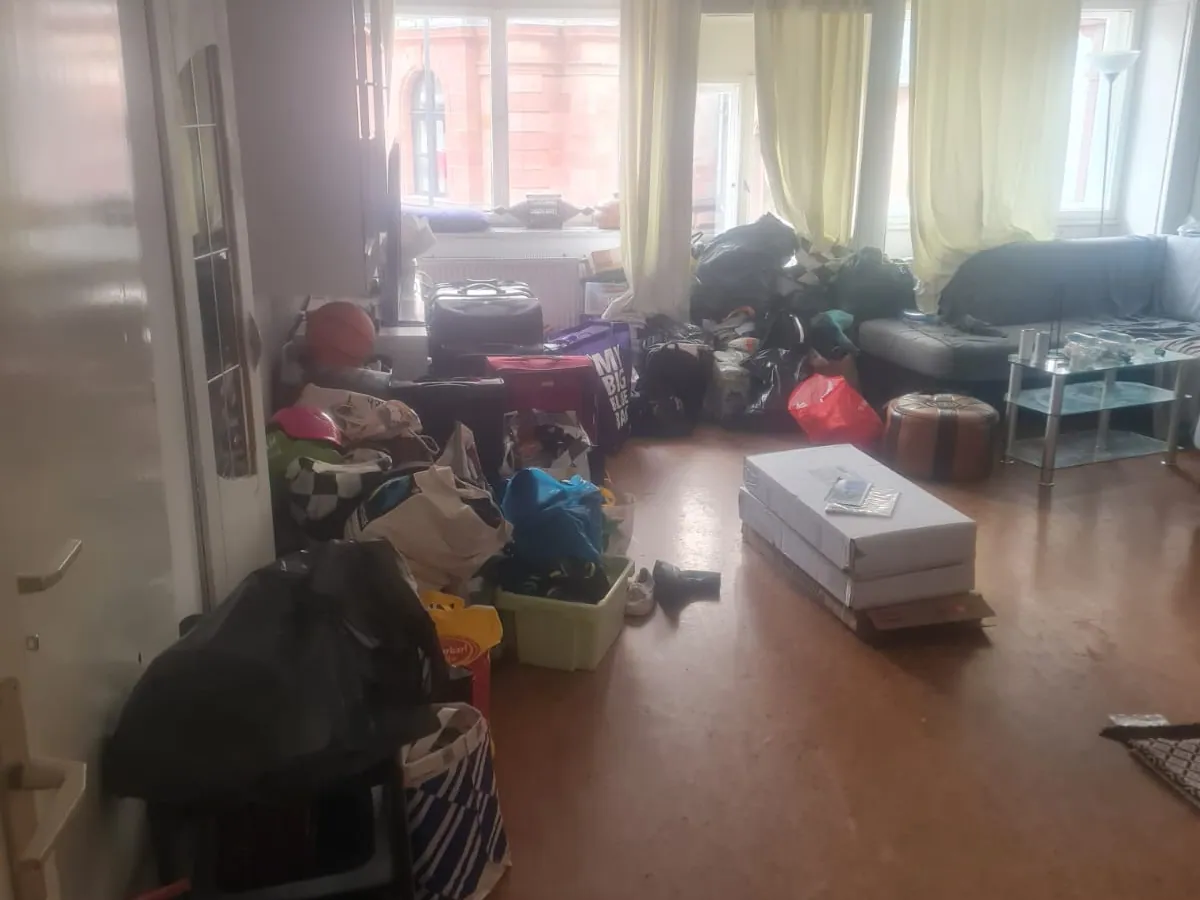 Vollgestelltes Wohnzimmer vor der Haushaltsauflösung