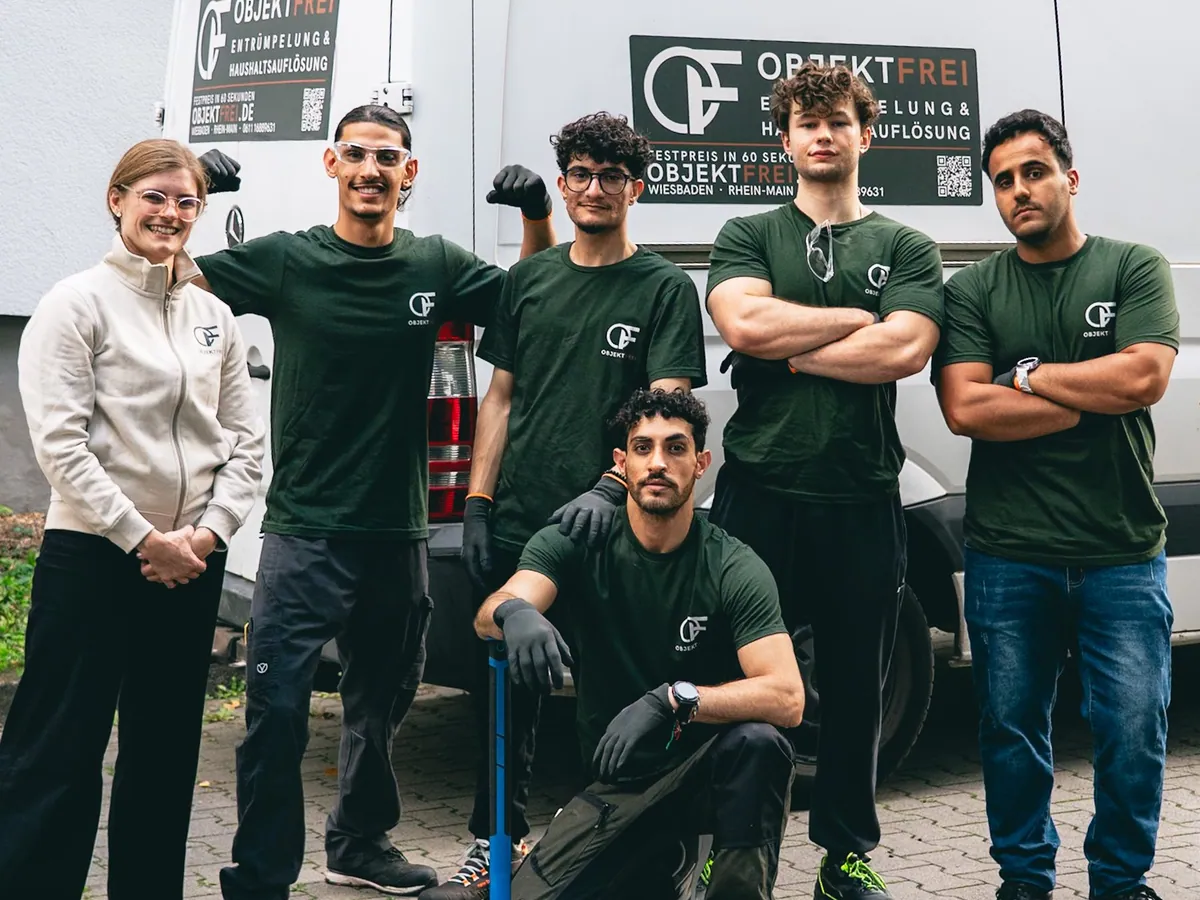Das Objektfrei-Team vor dem Transporter